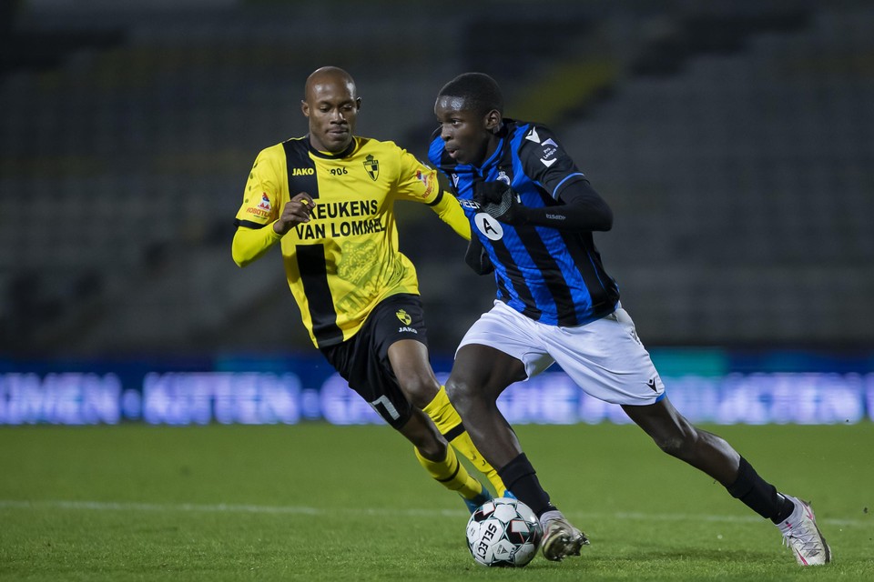 Placca van Lierse K. probeert Mbamba van Club NXT, de belofteploeg van Club Brugge, de bal te ontfutselen. Hoeveel belofteteams spelen er volgend seizoen in 1B?