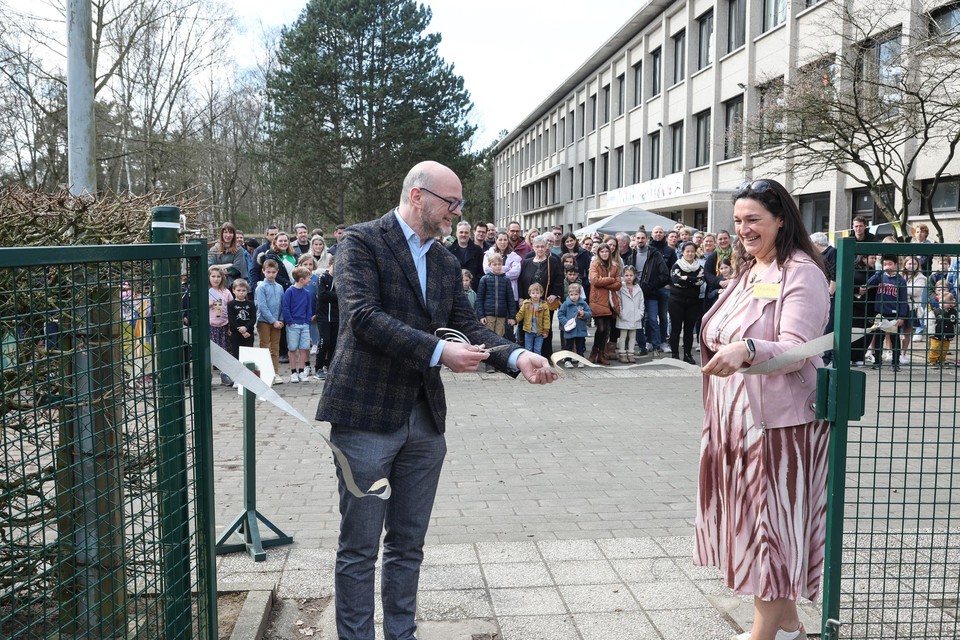 Directeur Christine Claessens en burgemeester Dirk Bauwens openen ‘fabriek’ Vennebos.