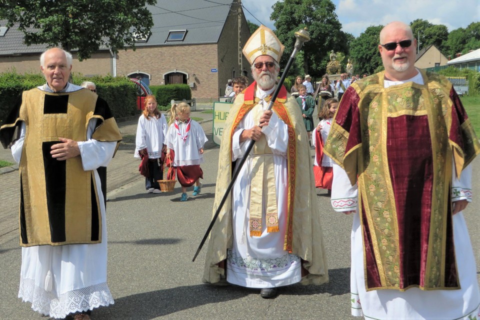 Hubertus als bisschop stapt ook mee in de processie.