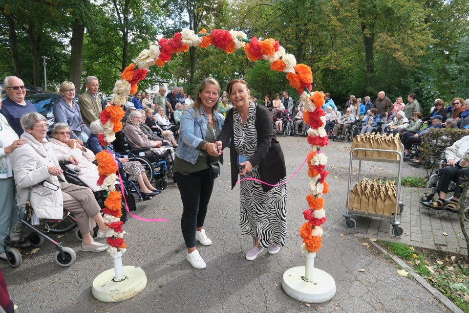 Schepen Kelly Joris en Wommelgheem-directeur Krystyna Van Eyndhoven knipten het lintje van de nieuwe rolstloelvriendelijke wandeling in Wommelgem. 