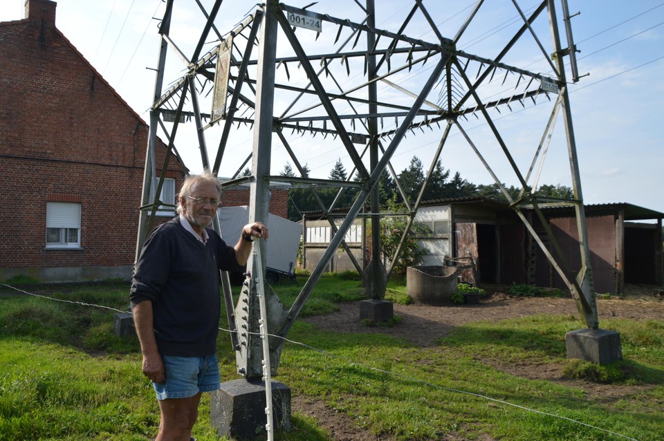 Jan Veraert bij de mast die al sinds 1962 vlak naast de ouderlijke hoeve staat en straks verdwijnt.