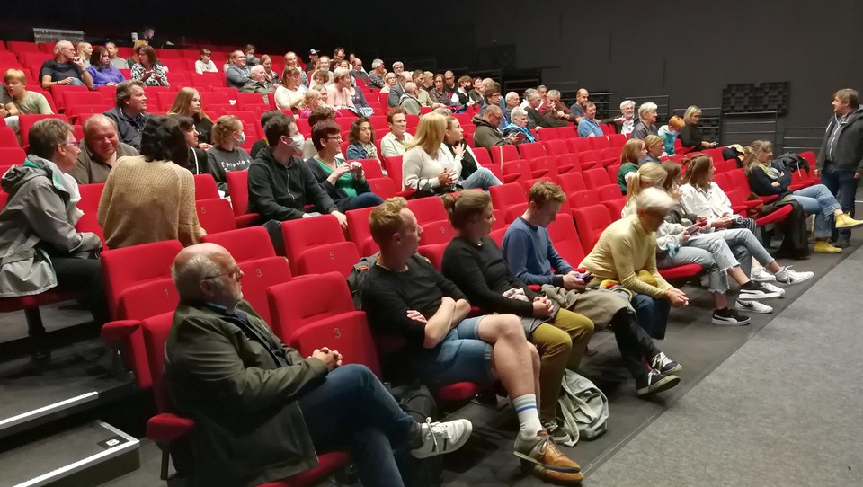 Zo’n zeventig kandidaat-acteurs en -medewerkers wonen de informatiesessie bij.