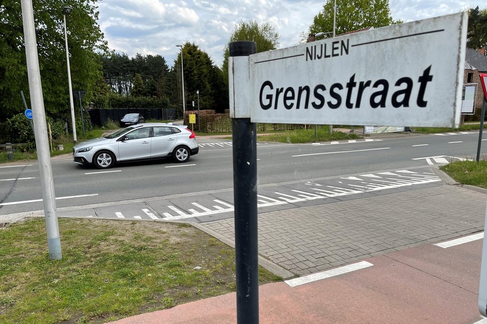 De oversteek is gevaarlijk voor fietsers.