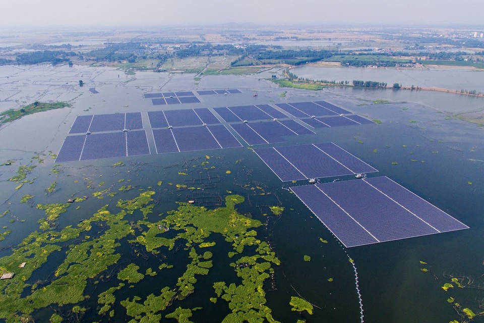 Een voorbeeld van een energiecentrale die bestaat uit zonne-eilanden op het water, bij de stad ­Huainan in China. Deze panelen wekken stroom op voor 15.000 gezinnen. 