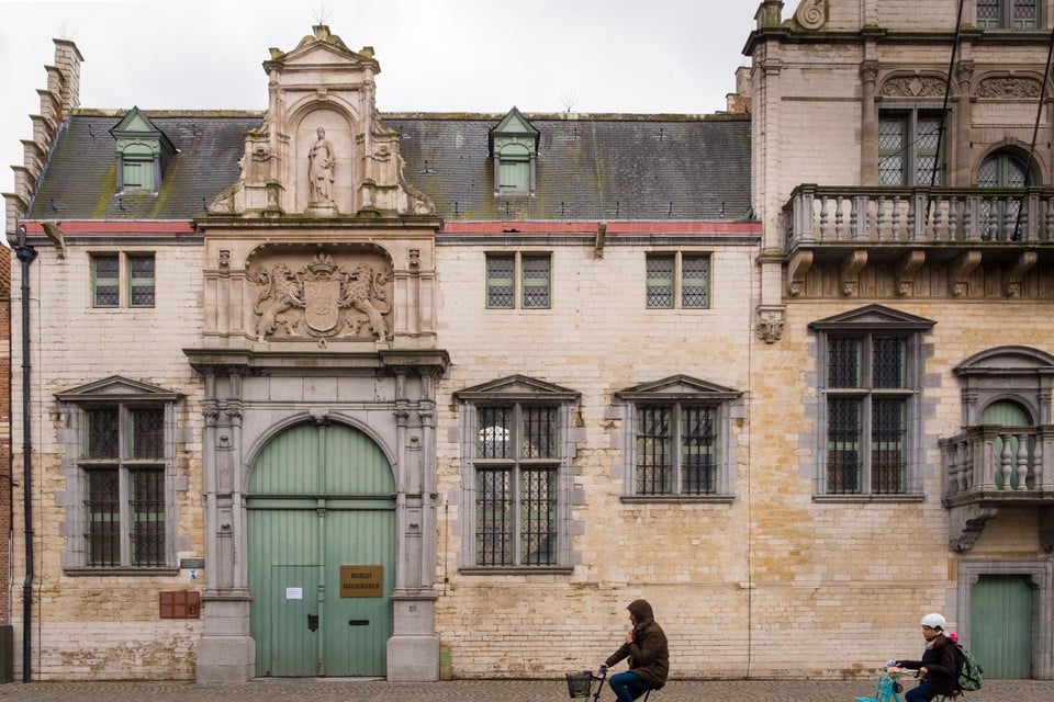 In het gerechtshof van Mechelen is woensdagmiddag een man met een koksmes gearresteerd.