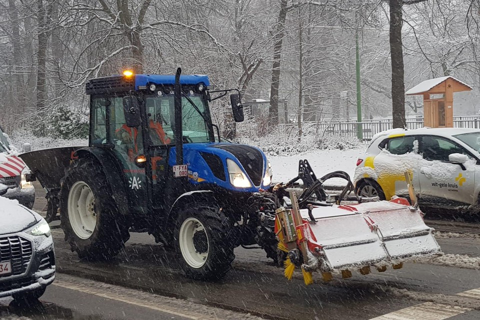 Stad Antwerpen bestrijdt sneeuw.