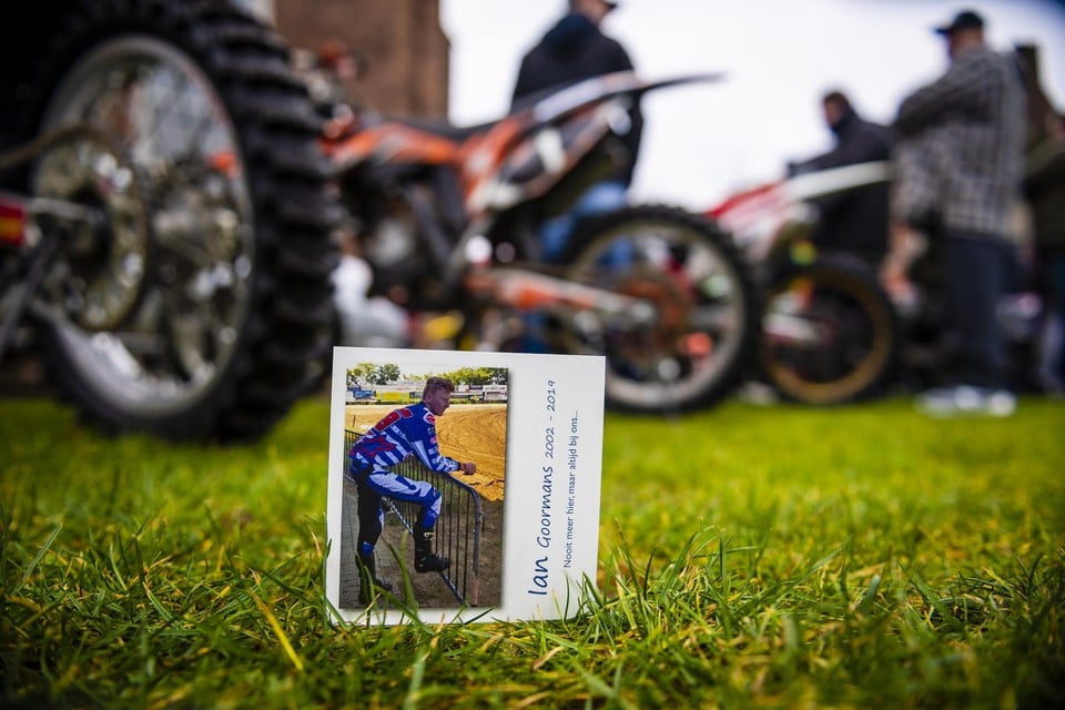 Het gedachtenisprentje van Ian Goormans tijdens zijn uitvaartplechtigheid in Vorselaar. Het verkeersslachtoffer was een fervent motorcrosser.