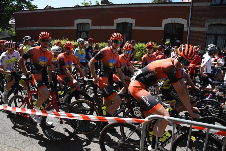 En dan de échte koers: Zandhoven Cycling Team Van Gorp.  