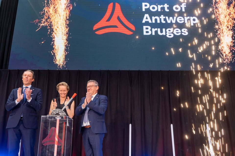 Vuurwerk bij de officiële havenfusie eerder dit jaar. Jacques Vandermeiren, CEO Port of Antwerp Bruges, Antwerps havenschepen Annick De Ridder en burgemeester van Brugge Dirk De fauw delen in de feestvreugde.  