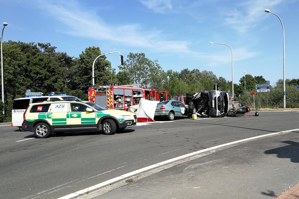 Bij een ongeval met een auto, een schoolbus en een motorrijder op de Industrielaan in Geel kwam vorige zomer de automobiliste om het leven. 