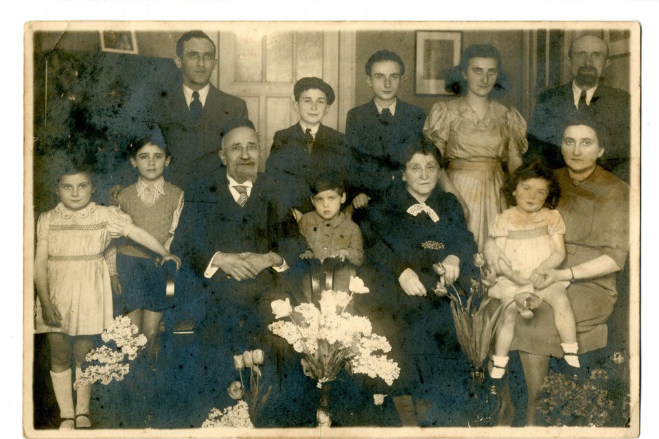 Jacques Ehrenfeld (links achteraan), zijn ouders (midden) en zus (zittend, rechts) met haar gezin.