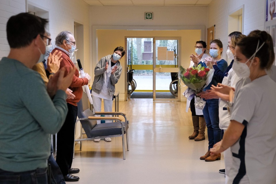 Dokters en verpleegkundigen applaudiseren bij de start van het project voor de ervaringsdeskundigen. 