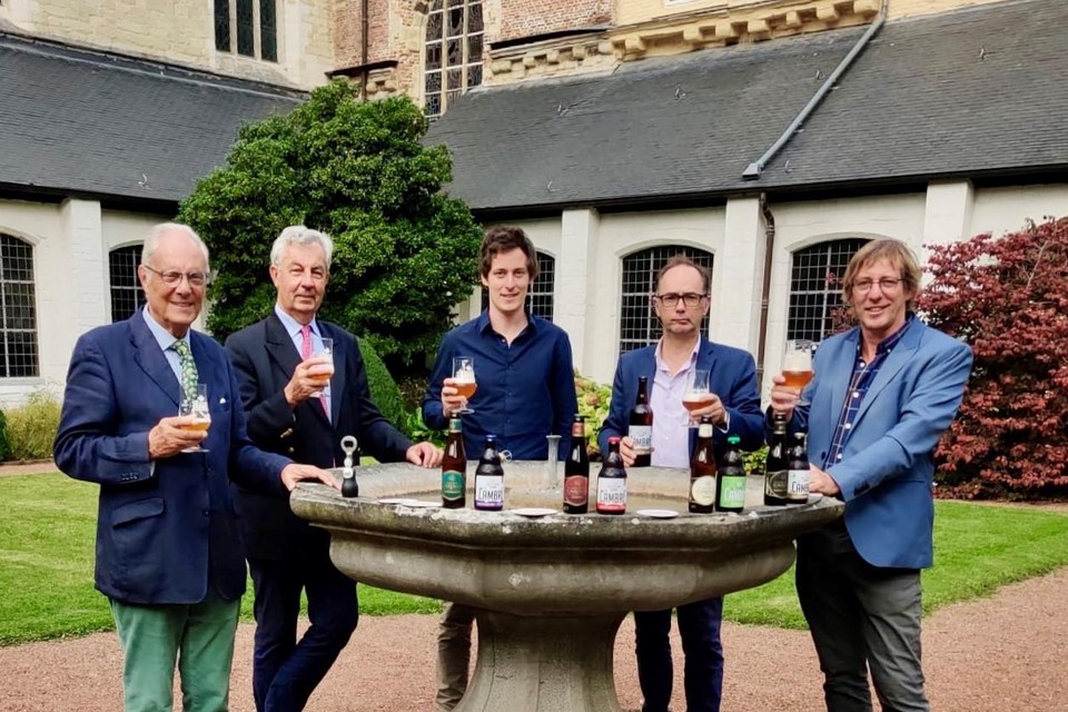 Brouwer Charles Leclef en zijn zoon William klinken samen met leden van de kerkfabriek van La Cambre en voormalig licentiehouder Vincent Poswick op de samenwerking. 