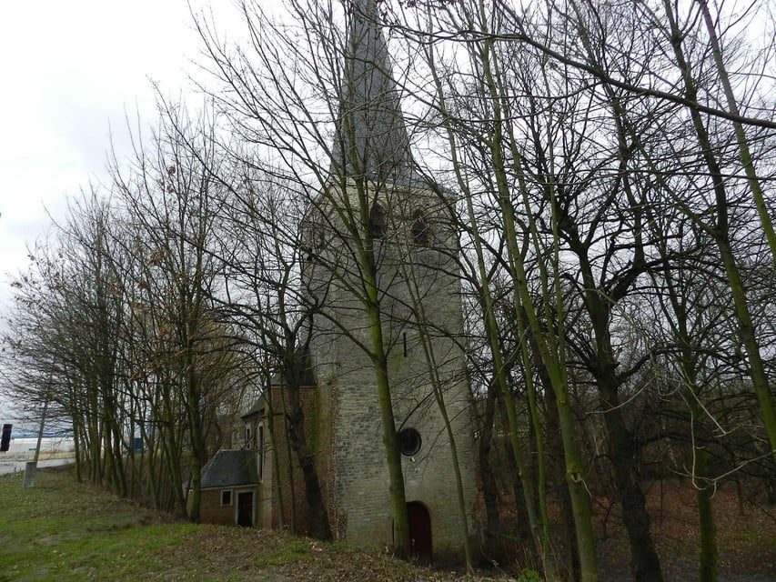 Vandaag is het kerkje omgeven door groen. In de zomer is enkel de spits zichtbaar voor wie er passeert. 
