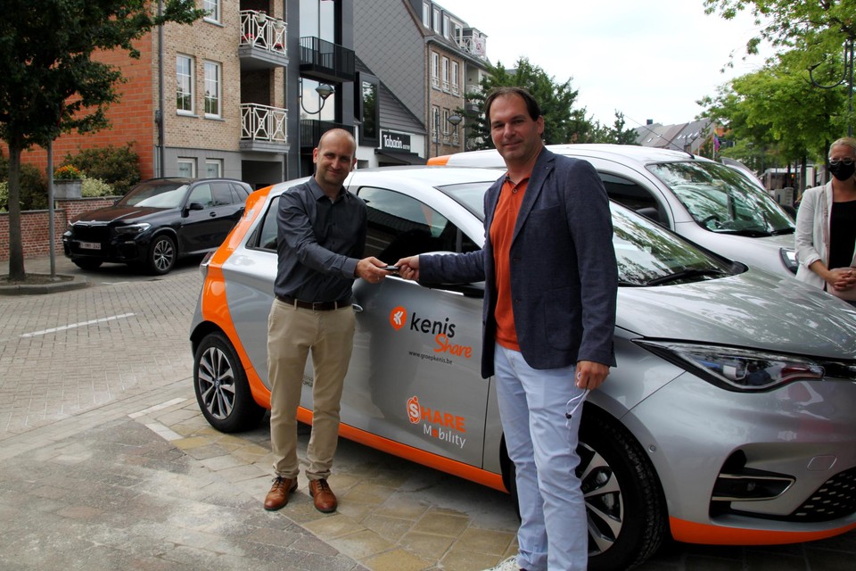 Burgemeester Bob Coppens krijgt symbolisch de sleutel overhandigd van Tony Deruyter van Share Mobility.