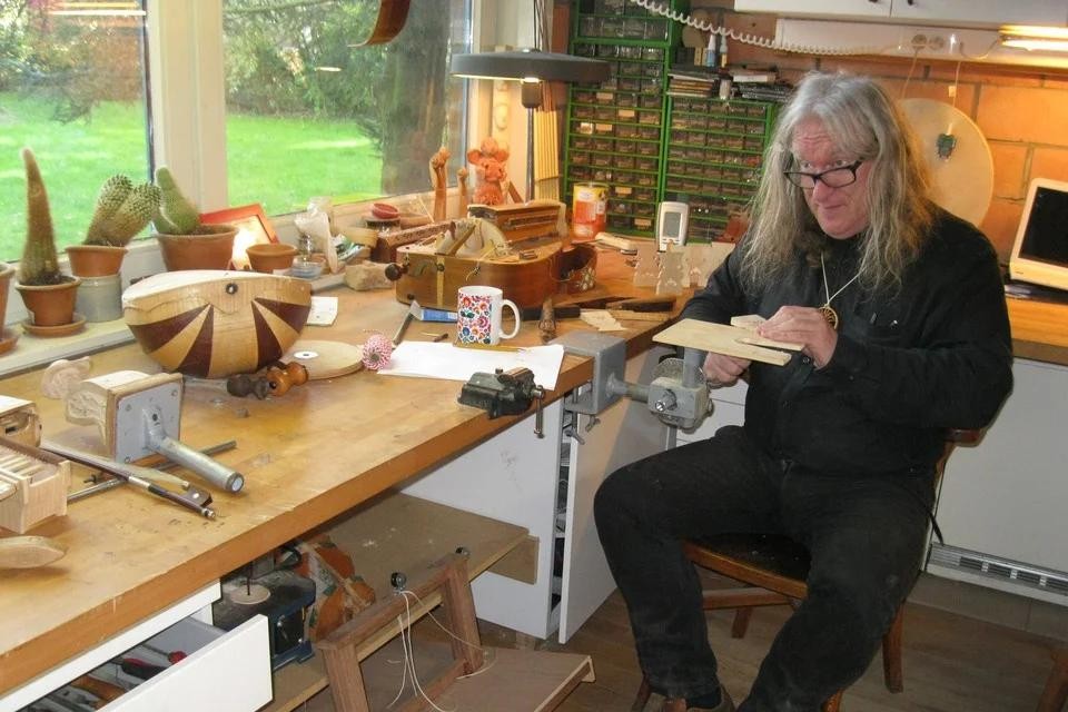 Marc Reymen aan de slag in zijn atelier in Bornem. Links in beeld een draailier.