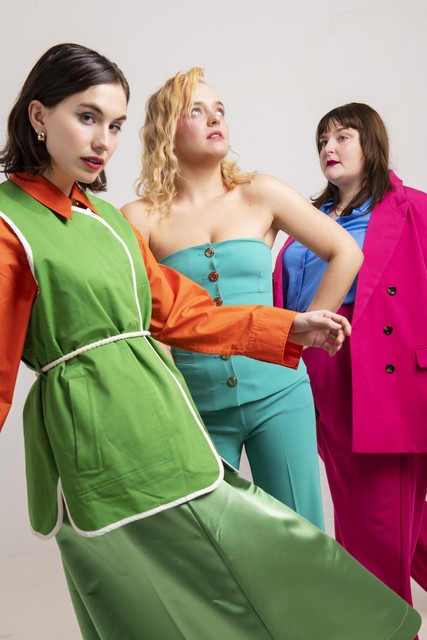 Laura: pak: Pinko; Eliza: hemd: Arket, rok: Julia June, vest: La Redoute; Daphne: kostuum en hemd: Ulla Popken