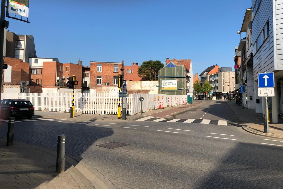 De aannemer van het bouwproject op de hoek Voogdijstraat-Kloosterstraat hervat in augustus de werken. 