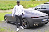 thumbnail: Romelu Lukaku komt toe in zijn Ferrari.