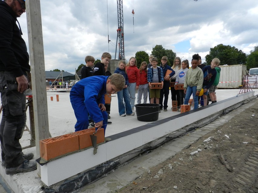 Leerlingen mochten in mei de eerste stenen leggen van de nieuwe school in Zondereigen. Het gebouw is klaar als het nieuwe schooljaar in september start.  