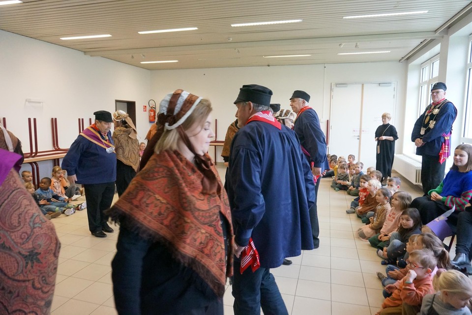 De leden van de Sint-Sebastiaansgilde in Vosselaar demonstreerden bij de kleuters van de gemeentelijke basisschool Heieinde de typische gildedans kadril.
