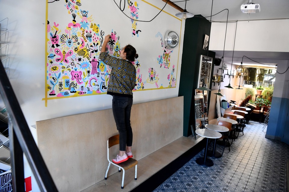 24 uur in lockdown op café: kunstenares Charlotte Dumortier tekent muur Bar Leon (Borgerhout) | Gazet van Antwerpen Mobile