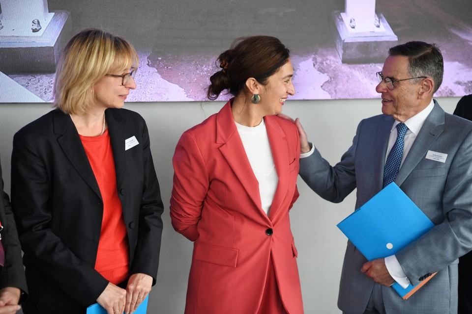 Minister Demir woonde de ondertekening bij van de Letter of Intent door Mieke Van den Brande (Pidpa) en André Gantman (Water-Link).  