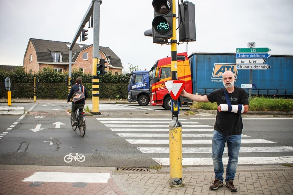 René Van Gysel aan het kruispunt op de Ring. Overstekende fietsers hebben groen wanneer auto’s de Ring oprijden.