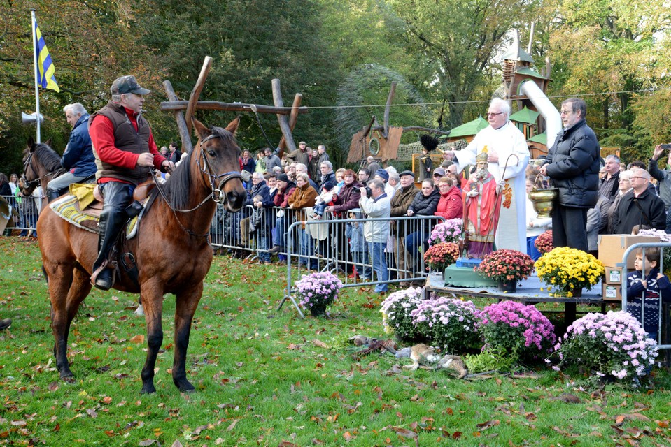 Jef Cleymans zegent de paarden tijdens de Sint-Hubertusviering in Kapellen. 