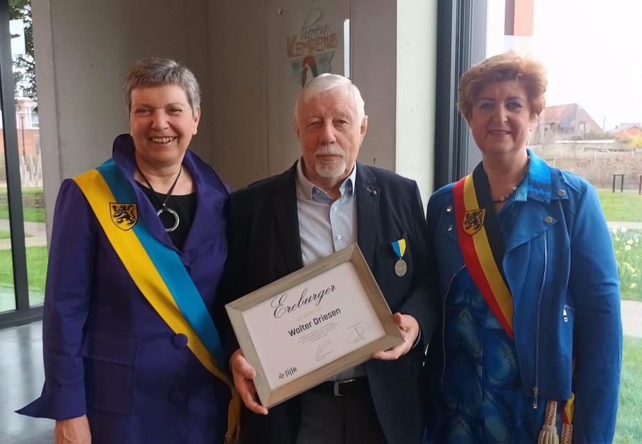 Gemeenteraadsvoorzitter Greet Dekkers en burgemeester Marleen Peeters staan Walter Driesen, de vierde ereburger van Lille.
