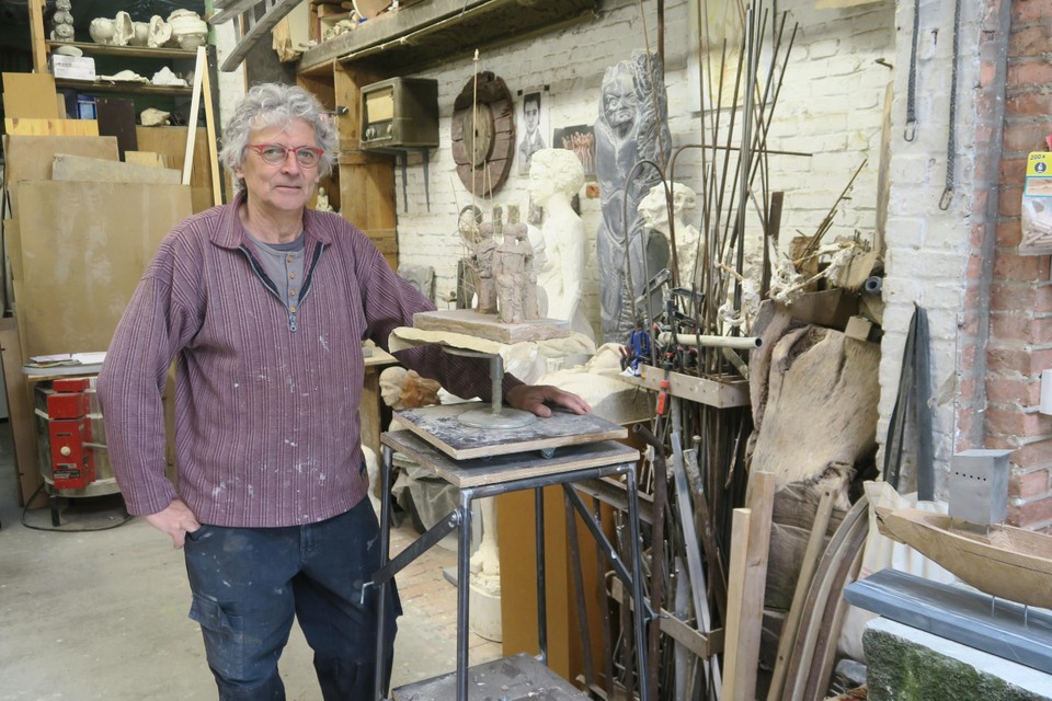 Luc Lingier in zijn atelier tussen enkele van zijn werken.