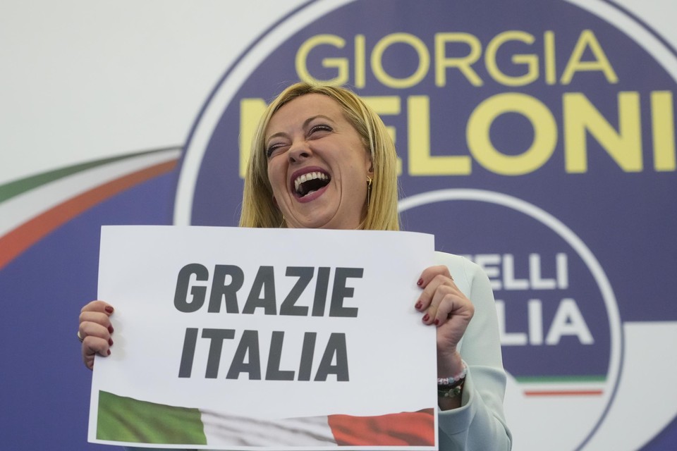 Het werd een nog grotere triomf dan verwacht voor Giorgia Meloni. Ze zoog wel haar toekomstige coalitiepartner grotendeels leeg. Dan kan een zo afgetekende verkiezingsoverwinning een vergiftigd cadeau zijn.   