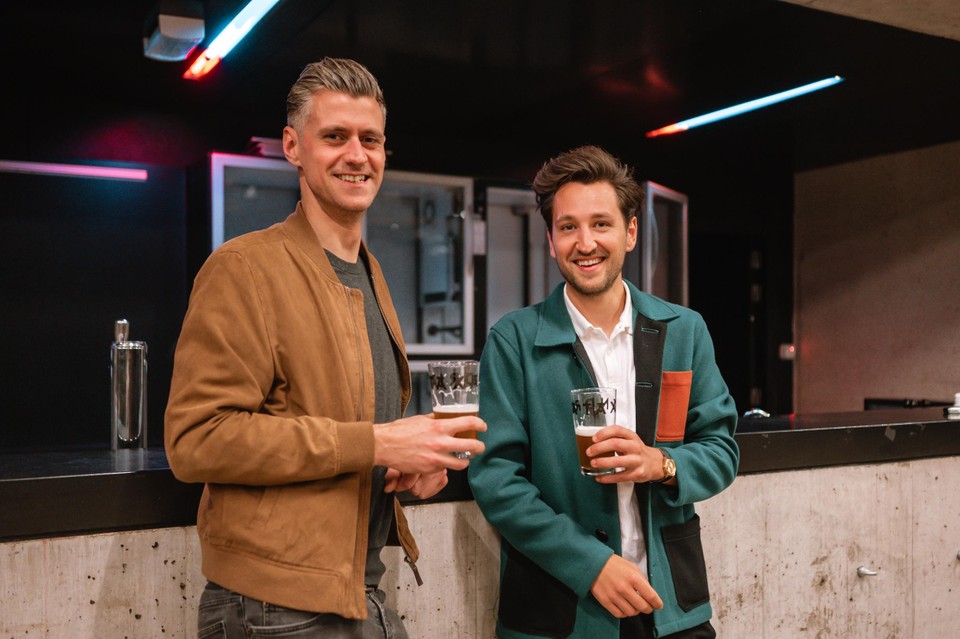Michaël Cordie en Raphaël Van Reusel toosten op het succes van Club Après.