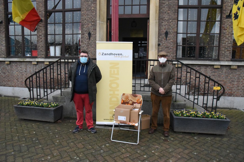 Schepen Joris Geens en Richard Bastanie aan het oud-gemeentehuis in Massenhoven.