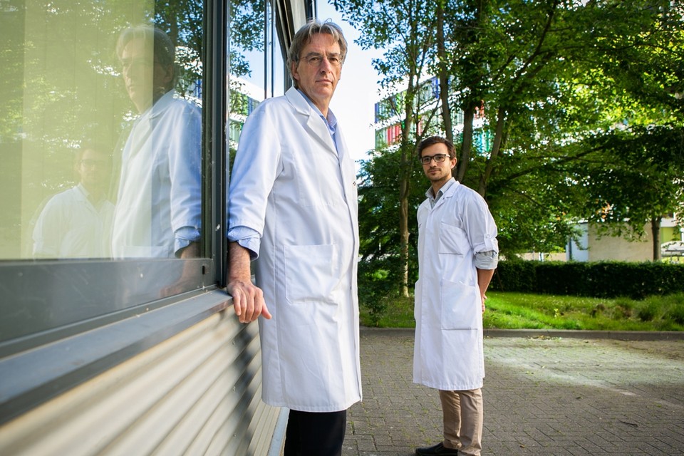 Microbioloog Herman Goossens en Sam Van Goethem, onderzoeker en arts in het UZA.