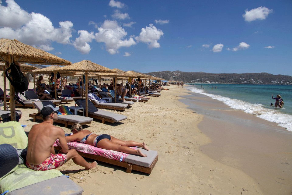 Op het Griekse eiland Paros betaal je tot 120 euro per dag voor een ligstoel.