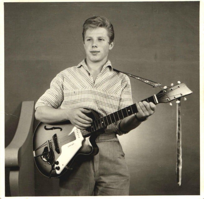 Een jonge Juliaan Deckx met zijn eerste elektrische gitaar. 