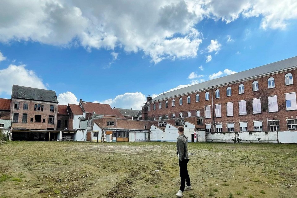 De grote buitenruimte ontstond na de sloop van de productiehal van de voormalige textielfabriek De Poortere.