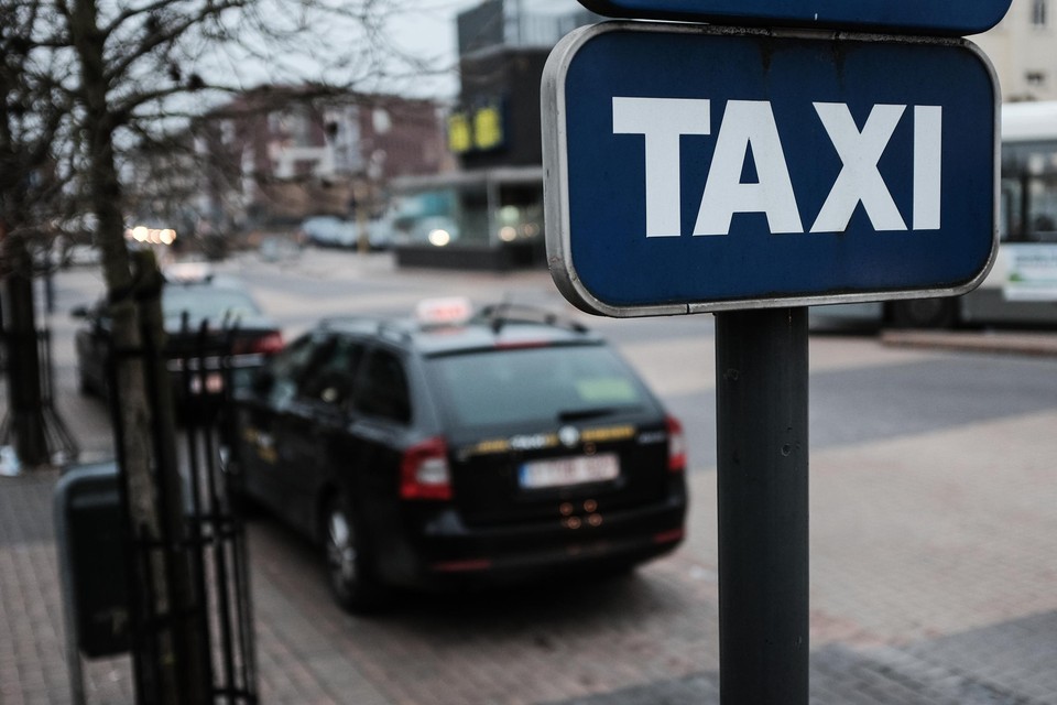 De taxistandplaatsen verhuizen naar de overzijde van de Stationsstraat.