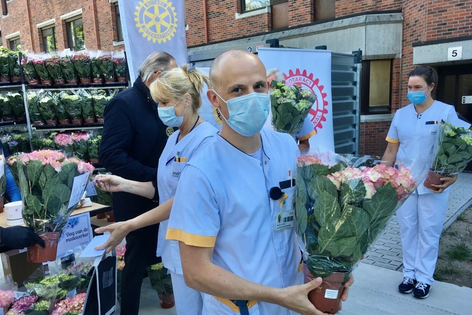 Medewerkers van het Imeldaziekenhuis nemen de hortensia’s in ontvangst.