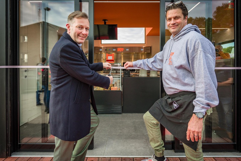 Burgemeester Vandersmissen en zaakvoerder Gerrit Lekeu openen de frituur.
