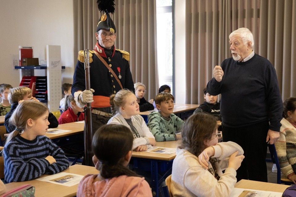 Walter Driesen dompelt samen met een soldaat de kinderen uit het vijfde leerjaar van vrije basisschool De Wingerd in Poederlee onder in de tijden van Napoleon.