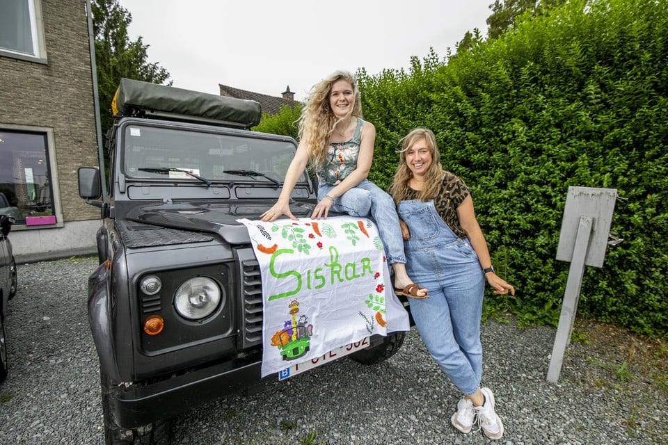 Vriendinnen Karlien en Siska vertrekken nu vrijdag richting Boedapest met de oude Land Rover Defender van de papa van Siska.