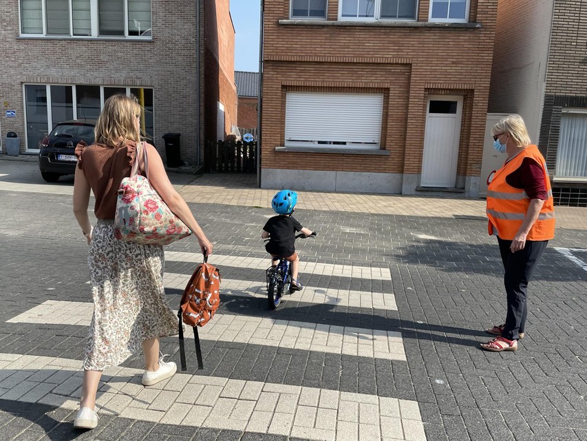 Sonja kent alle kinderen bij naam. Continu begroet ze de voorbijgangers en wordt ze zelf begroet.
