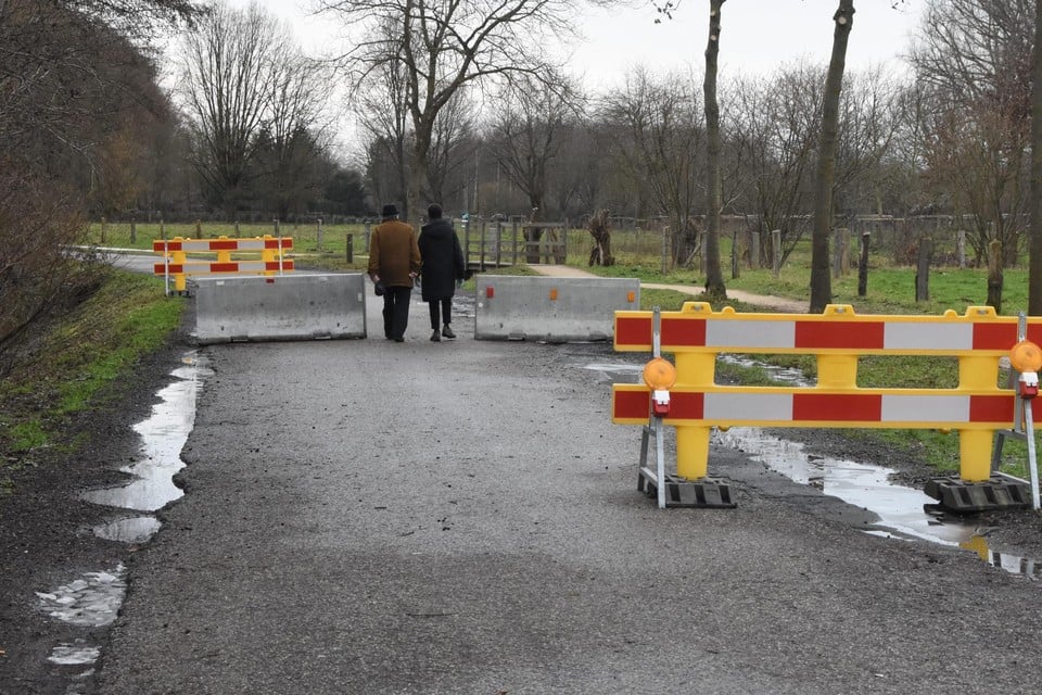 In de Schawijkstraat kunnen alleen nog voetgangers, fietsers en amfibieën de weg gebruiken.