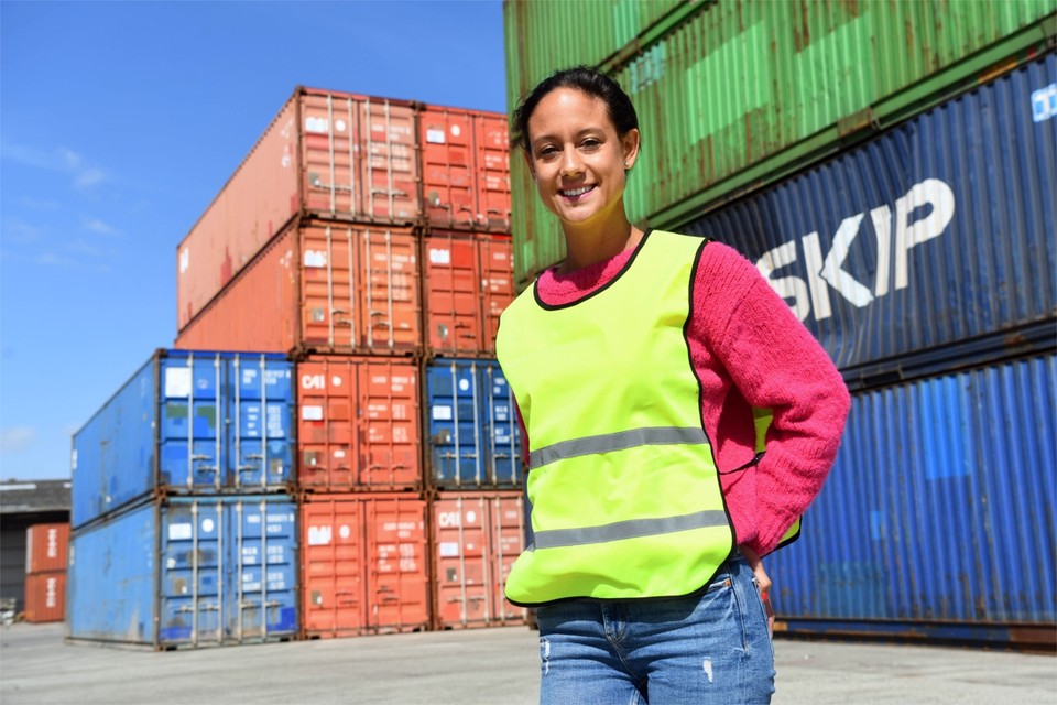 Medezaakvoerster Roxanne Jansen op het containerplein van BCT in de Nieuwelandenweg. Het bedrijf verhuurt, verkoopt en herstelt containers. 