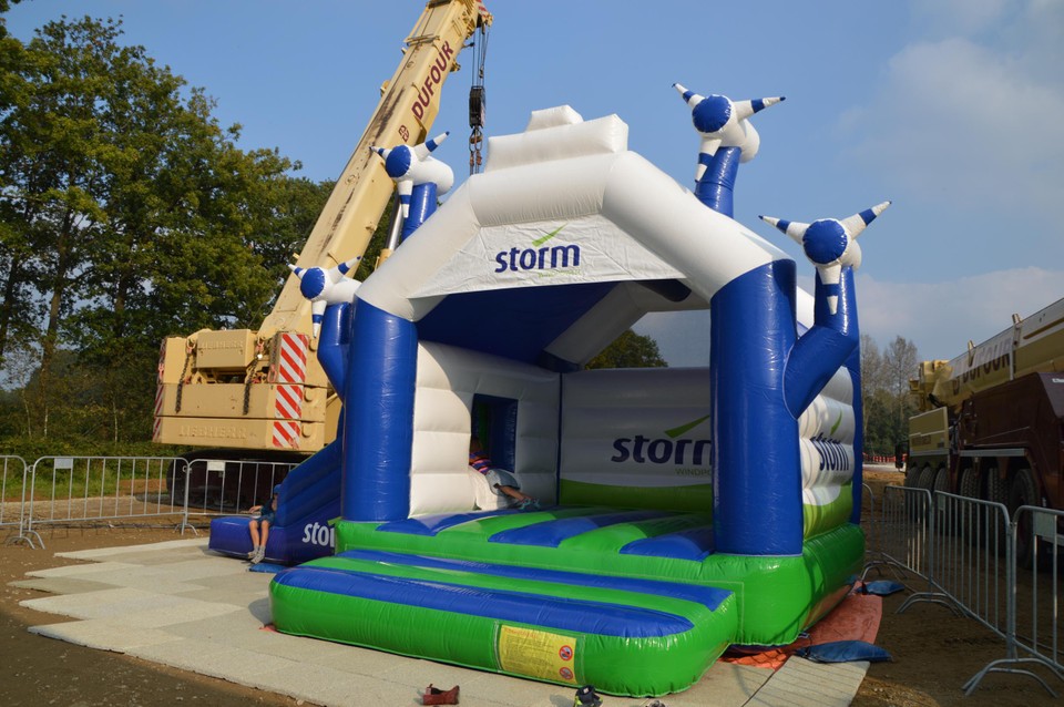 Zelfs het springkasteel van Storm was aangepast met windmolens.