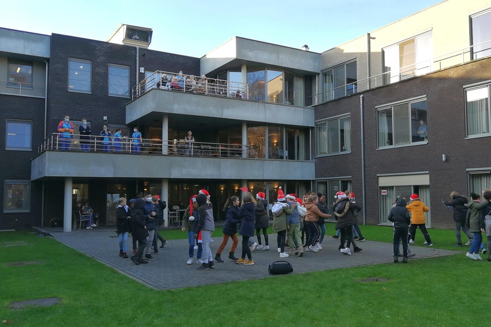 In woonzorgcentrum Vogelzang kregen de bewoners dinsdag een vaccinatie. Het wzc kon tot nog toe corona buiten houden, vlak voor de kerstvakantie kregen ze er bezoek van dansende leerlingen.