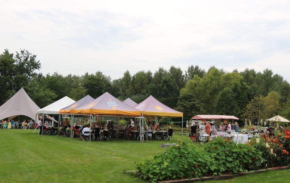 De tuin van het woonzorgcentrum is ideaal voor evenementen.