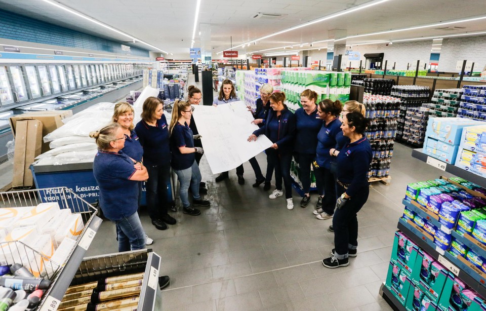 Het personeel van de nieuwe en XL Aldi lijkt er wel een landkaart bij te halen om wegwijs te geraken in de ruime supermarkt. 